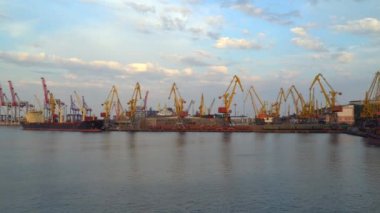 Seaport yaktı Visible vinç akşam güneşi, gemi, gökyüzü bulutlu