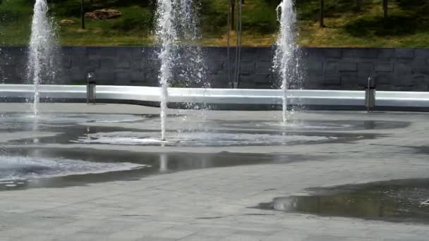 Площадь с фонтанами. солнечный день — стоковое видео