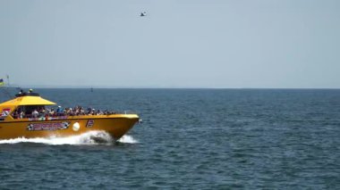 Odessa, Ukrayna - 26 Haziran 2016: Zevk tekne yüzen ile insanların kamera önünde
