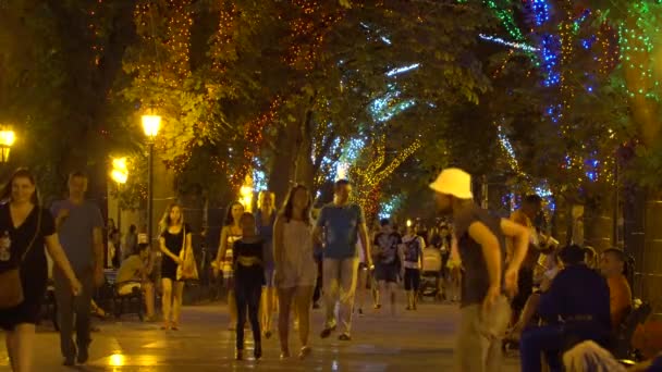 Odessa, Oekraïne - 26 juni 2016: Mensen lopen in de feestelijk versierde straten. 'S avonds tijd — Stockvideo