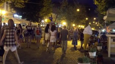 Odessa, Ukrayna - 26 Haziran 2016: Festival sokak gecesi insanlar yürümek
