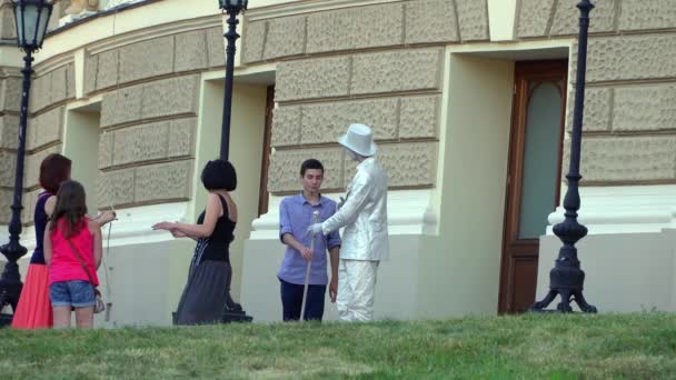 Odessa, Oekraïne - 26 juni 2016: Mensen gefotografeerd met een mime op straat — Stockvideo