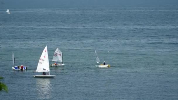 Odessa, Oekraïne - 26 juni 2016: Sailing boat in de zee. Uitzicht vanaf de kust — Stockvideo