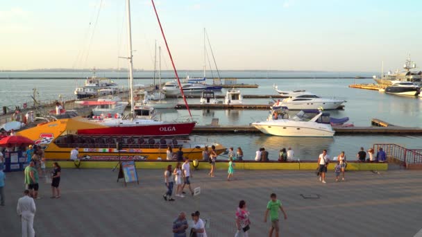 Odessa, Ucraina - 26 giugno 2016: Persone che camminano nel parcheggio di barche da diporto e yacht — Video Stock