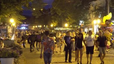 Odessa, Ukrayna - 26 Haziran 2016: İnsanlar şenlikli sokakta yürümek. Sokağın sonunda sahne için görünür
