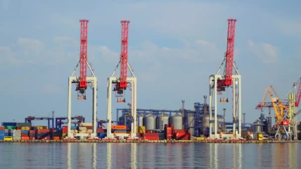 Odessa, Ukraine - 26 juin 2016 : Port maritime de Panorama au crépuscule. Vue depuis le voilier — Video