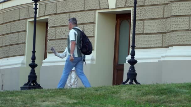 Odessa, Ukraina - 26 juni 2016: Mime på gatan skildrar skulptur — Stockvideo