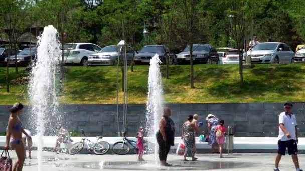 Odessa, Ucrania - 26 de junio de 2016: El hombre se enfría por el calor en la fuente — Vídeos de Stock