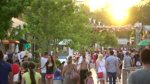 Odessa, Oekraïne - 26 juni 2016: Mensen lopen aan de waterkant. Bij zonsondergang — Stockvideo