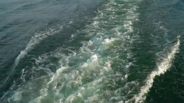 Ağır çekim. Yelkenli gemiyi terk edemez köpük sudan izleme.