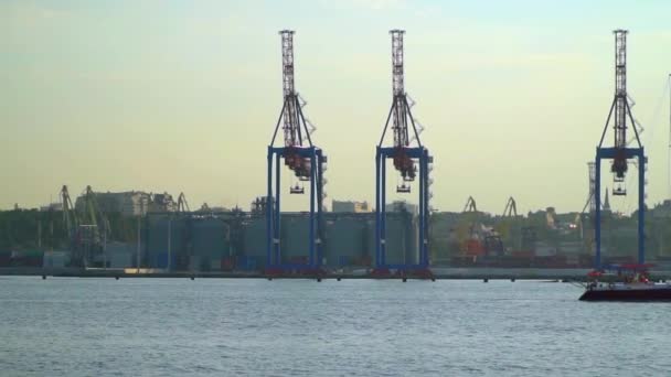 Al rallentatore. Vista del porto con la nave galleggiante — Video Stock