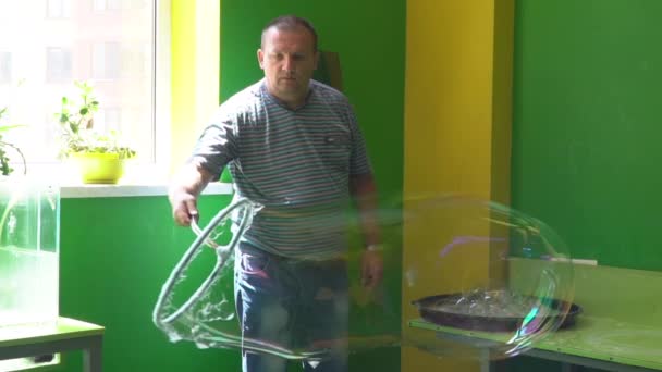 Au ralenti. L'homme fait de grosses bulles de savon — Video