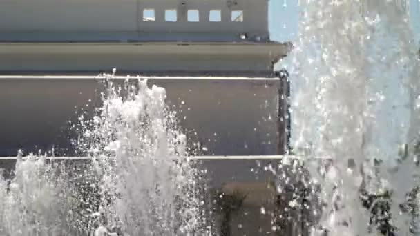 Slow motion. The jets of the fountain. — Stock Video