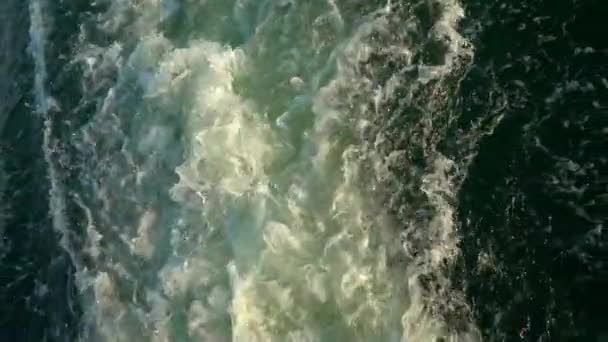 Agua burbujeante de un motor un barco flotante — Vídeo de stock