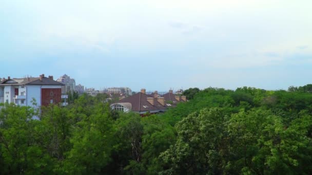 Yükselen dönme dolap şehir panoraması — Stok video