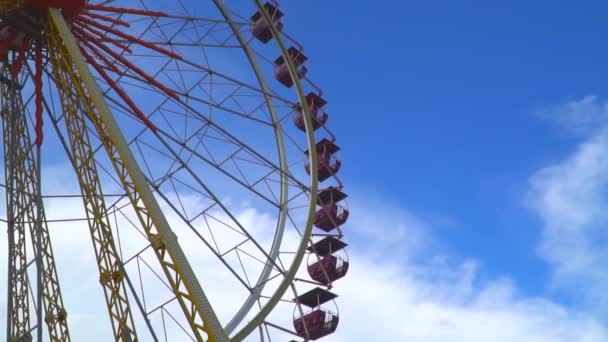 Vue du bas sur une grande roue tournante — Video