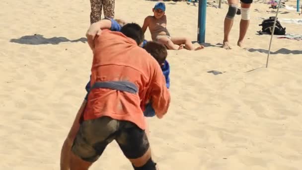 Lutadores do duelo em uma praia de areia — Vídeo de Stock