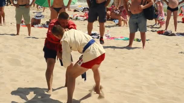 Lutando na praia, na presença de espectadores — Vídeo de Stock