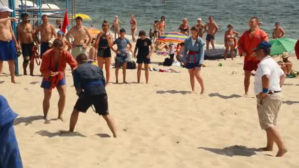 比赛摔跤手在海滩 — 图库视频影像