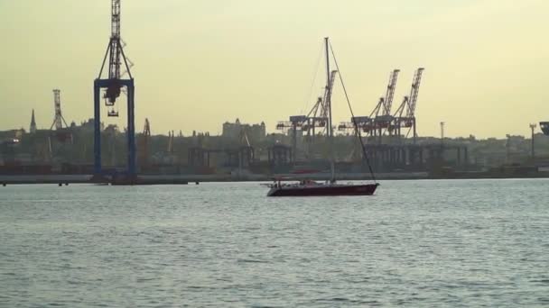 Vista sul porto marittimo con nave a vela — Video Stock