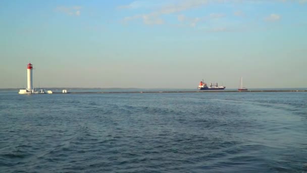 Frachtschiff verlässt Hafen. Leuchtturm Wieden — Stockvideo