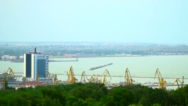 Panorama porto marítimo com uma altura de roda gigante — Vídeo de Stock