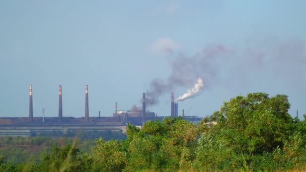 Fumée des tuyaux usine métallurgique — Video