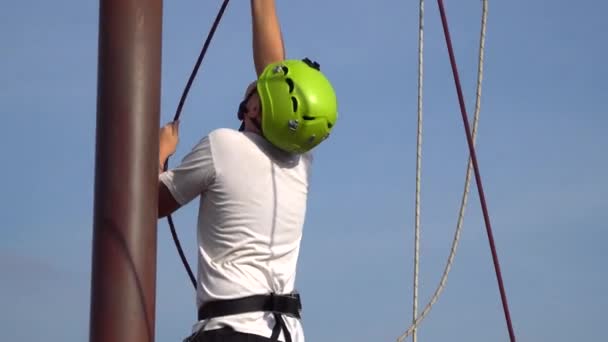 Teen secures lifeline Rope park — Stock Video