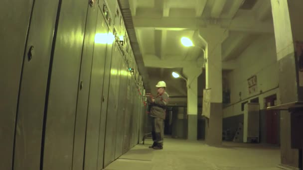 Elektrikçiler için switchroom gider ve okumalar kaydeder — Stok video