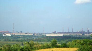 Dağlardan görünümüne Metalurji tesisi