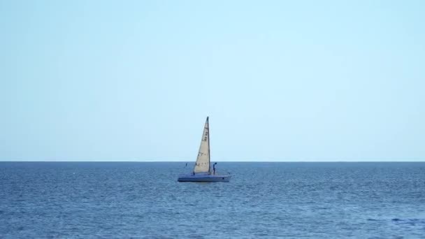El yate con velas flotando en el mar — Vídeo de stock