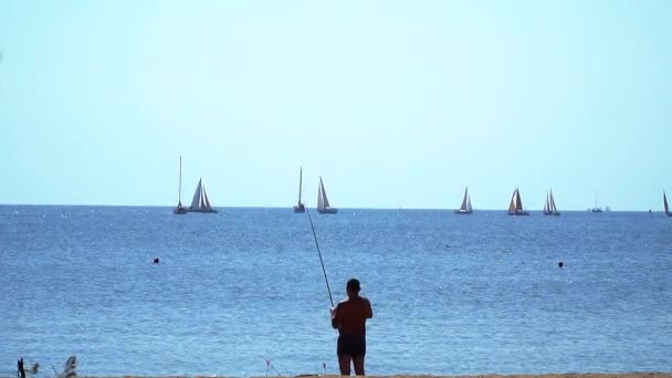 O homem na praia de pesca — Vídeo de Stock