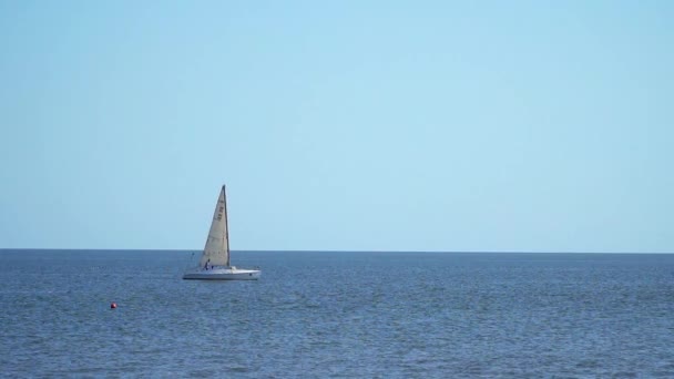 Yate de vela flotando en el mar — Vídeo de stock