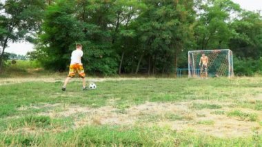 Şehir dışında futbol oynayan iki genç adam