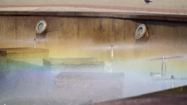 浪花里的喷泉彩虹 — 图库视频影像