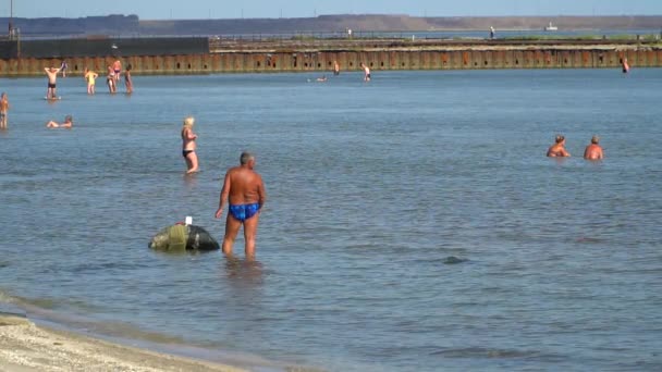 Человек рыбачит на пляже — стоковое видео