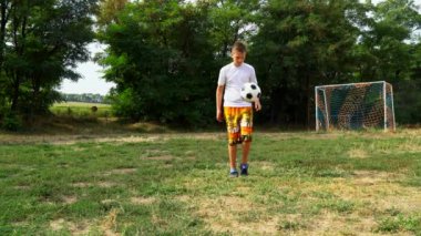 Genç ayak topu atar