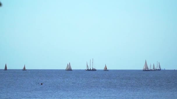 Voilier flottant dans la mer 