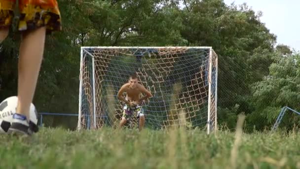 Fratello adolescente ha segnato un gol. Giochi con la palla . — Video Stock