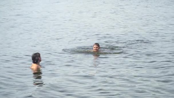 Mother teaching son to swim. — Stock Video