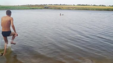 Göl ve dalış koşan genç adam