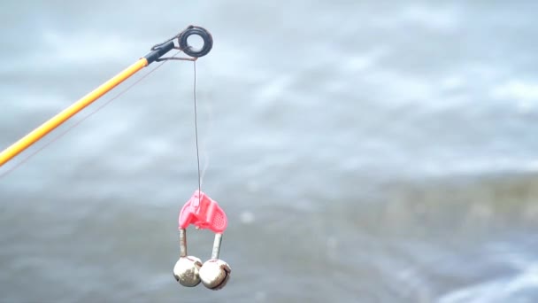 Zvonky na rybářský prut. I jsou vyzvánění, když je chytí ryb. — Stock video