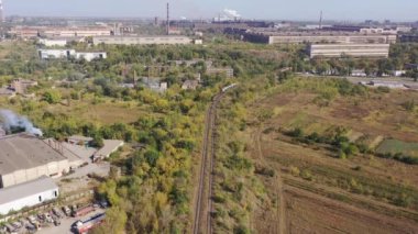 Kuş bakışı olarak sanayi bölgesi. İçinde erimiş metalürjik kevaşeler olan bir yük treni. Fabrika fahişesi..