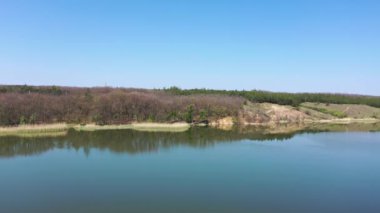 İlkbaharda ormanın yanındaki gölette. Hava görünümü