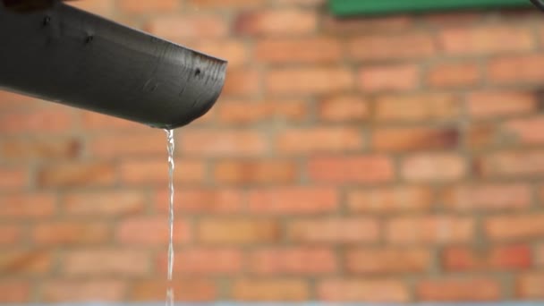 Sorties Eau Pluie Sur Toit Mur Briques Arrière Plan — Video