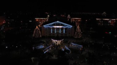 Hava görüntüsü. Şehir parkında Noel ışıkları ve süslemeleri.