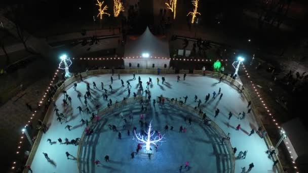 クリスマスアイススケートリンク 空中展望 リンクにはたくさんの人がいます — ストック動画