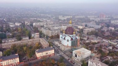Mariupol Ukrayna. Şehrin kuş bakışı görüntüsü. Şehir sisli