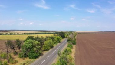 Tarımsal alanların arasındaki otoyol. Hava görünümü.