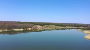 Kuş bakışı bir gölet ve orman. Bahar